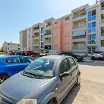 Apartment Dora *