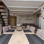 Dora Apartment *